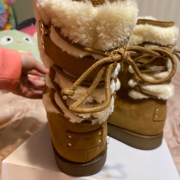 Guess Winter Booties - Picture 2 of 4